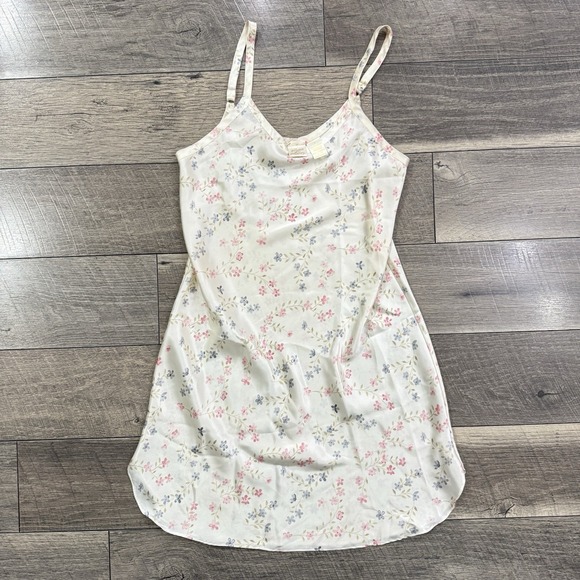 Gilligan & O'Malley Other - Y2K Gilligan OMalley Floral Satin Chemise Ivory Slip Babydoll Nightgown Sz Small